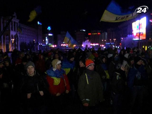 Євромайдан. Ніч активістам довелось вистояти на морозі Євромайдан. Ніч активістам довелось вистояти на морозі