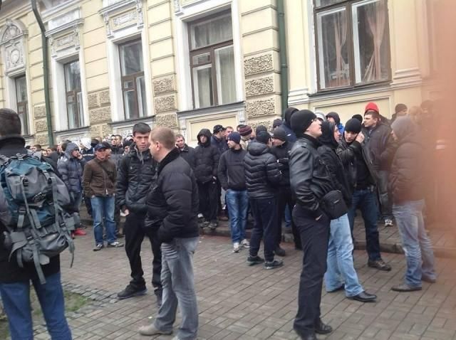 На Майдані зібралися “підозрілі люди”: провокації будуть до неділі (Відео) На Майдані зібралися “підозрілі люди”: провокації будуть до неділі (Відео)