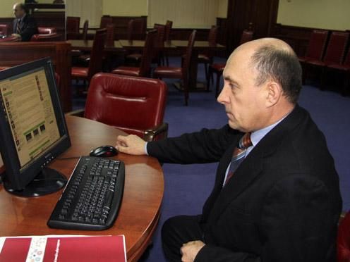 Донецький регіонал боїться, що після підписання Угоди з ЄС, його будуть дискредитувати "гомики" Донецький регіонал боїться, що після підписання Угоди з ЄС, його будуть дискредитувати "гомики"