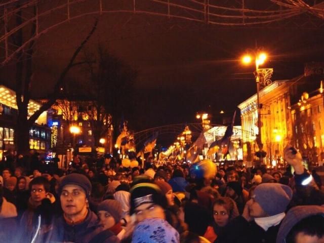 Десятки тисяч студентів вирушили колоною на Євромайдан Десятки тисяч студентів вирушили колоною на Євромайдан