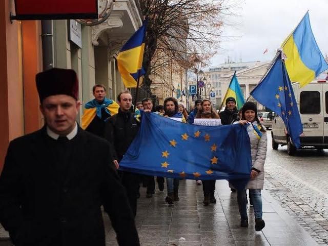 Евромайдан и украинская диаспора пикетируют Дворец великих князей в Вильнюсе