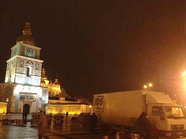 На місці провладного мітингу у Києві знову монтують сцену На місці провладного мітингу у Києві знову монтують сцену