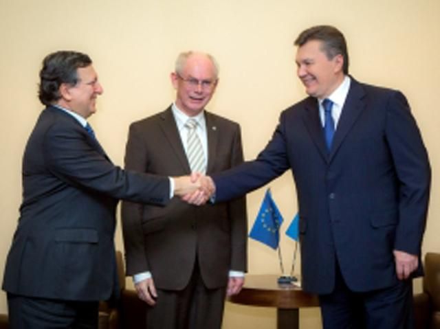 Янукович встретился в Вильнюсе с Баррозу и Ван Ромпеем
