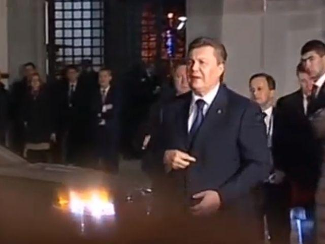 Янукович в окружении охранников: Настроение нормальное (Видео)
