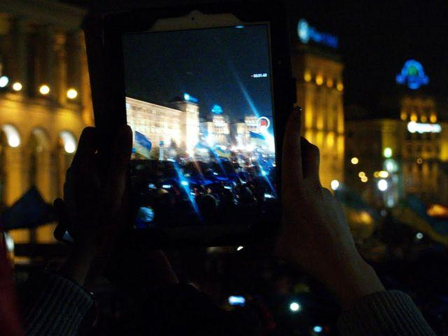 Євромайдан. У Києві понад 15 тисяч скандують Януковичу "Підпиши!" 