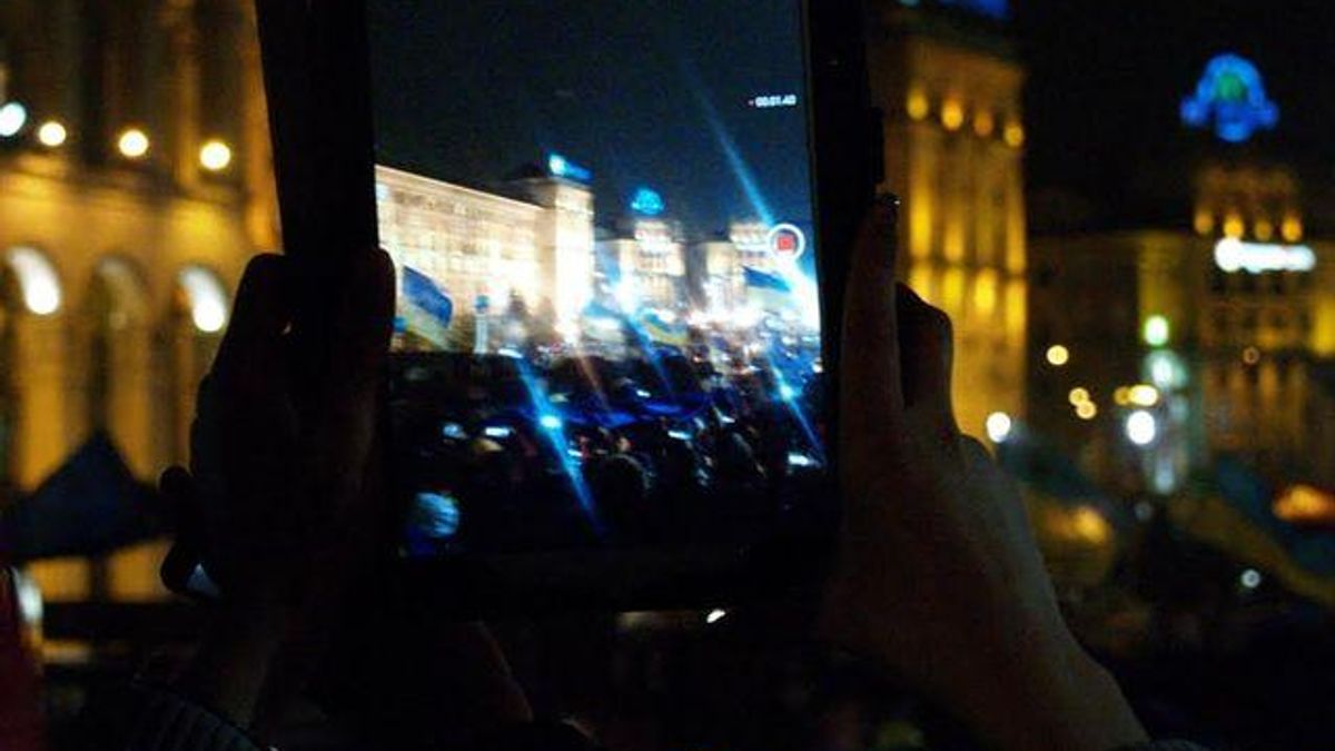 Євромайдан. У Києві понад 15 тисяч скандують Януковичу "Підпиши!" 
