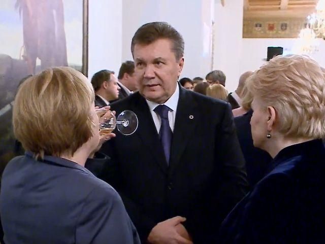 Янукович у Вільнюсі виправдовується перед Меркель (Відео) Янукович у Вільнюсі виправдовується перед Меркель (Відео)