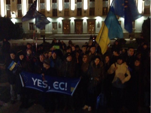 Євромайдан. Кримським активістам пробивають колеса на авто Євромайдан. Кримським активістам пробивають колеса на авто