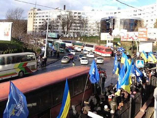 В Киеве масса автобусов регионалов, а в центре столицы "титушки" (Фото)