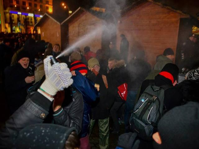 Молодики в масках забризкали перцевим газом протестувальників на Майдані Незалежності