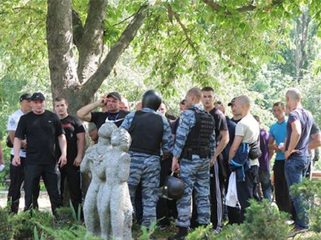 “Тітушки” б’ють правоохоронців, міліціонерам наказали їх не чіпати “Тітушки” б’ють правоохоронців, міліціонерам наказали їх не чіпати