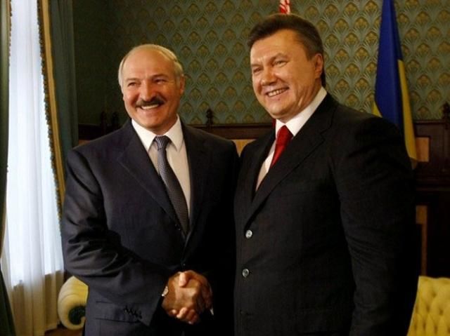 Янукович може змінити ім’я на Лукашенко, - Яценюк
