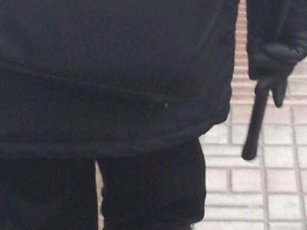 "Титушки" вооружились металлическими трубами и пошли на Евромайдан (Фото) "Титушки" вооружились металлическими трубами и пошли на Евромайдан (Фото)