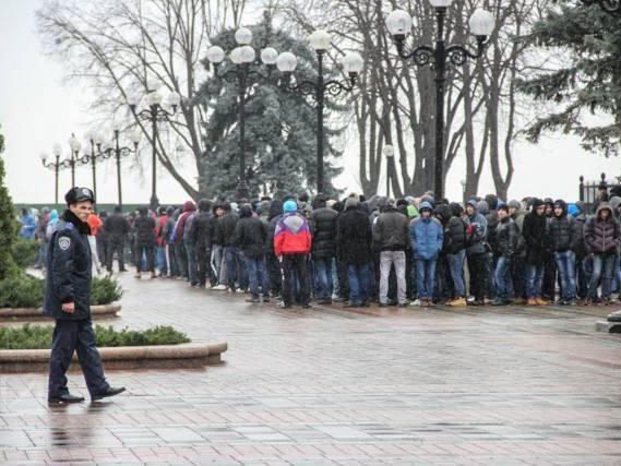 "Титушки" забросали журналистов камнямии "Титушки" забросали журналистов камнямии