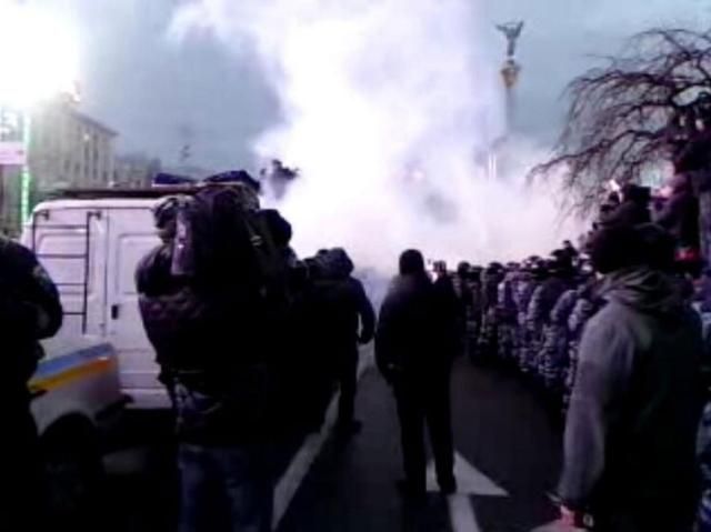 Евромайдан окружили: с одной стороны - беркутовцы, с другой - "титушки"