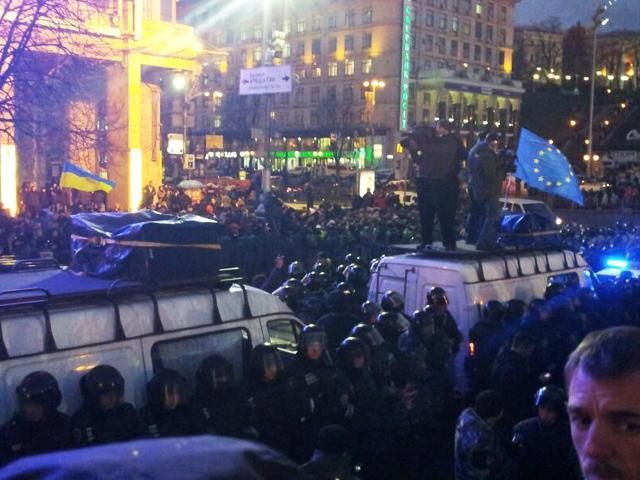 На Евромайдане бросили дымовую шашку На Евромайдане бросили дымовую шашку