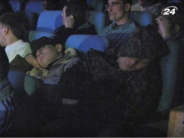 Юношей в спортивной одежде приютили в Доме офицеров Юношей в спортивной одежде приютили в Доме офицеров