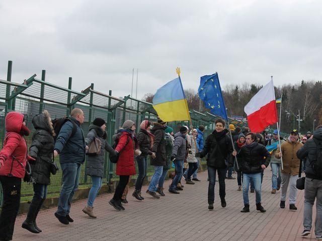 Живую цепь из Киева дотянули до Евросоюза (Фото)