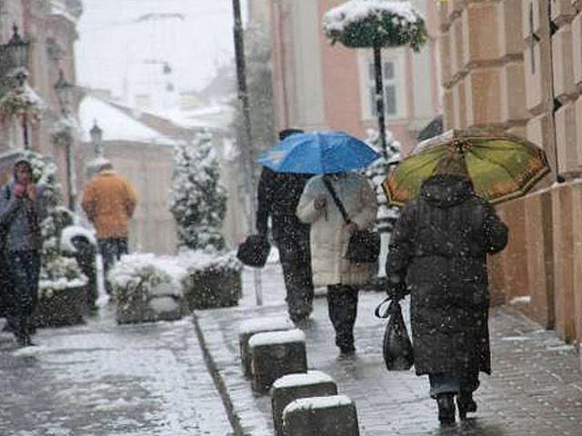 На Україну чекають теплі вихідні з мокрим снігом 