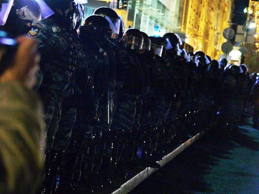 "Беркут" б'є людей і розганяє Євромайдан "Беркут" б'є людей і розганяє Євромайдан