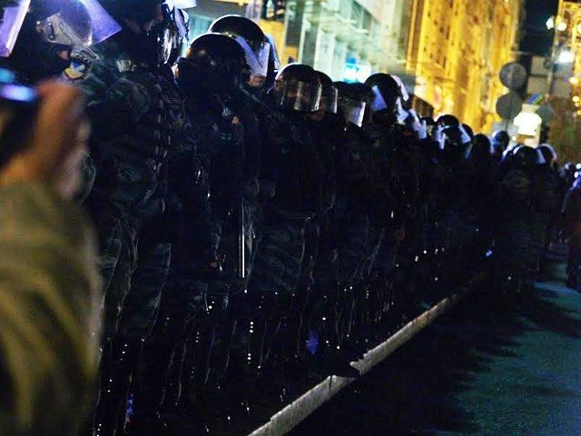 "Беркут" б'є людей і розганяє Євромайдан