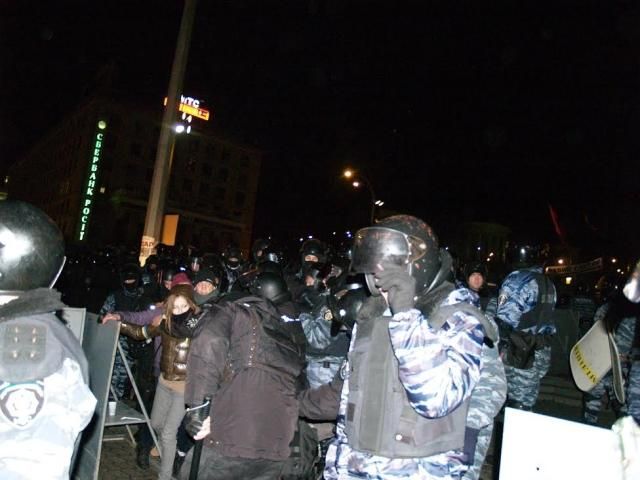 "Беркутівці" уже повністю розігнали Майдан (Фото) "Беркутівці" уже повністю розігнали Майдан (Фото)