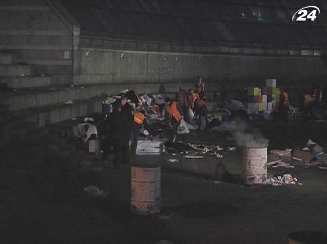 Майдан оградили металлическими щитами, вещи митингующих вывезли Майдан оградили металлическими щитами, вещи митингующих вывезли