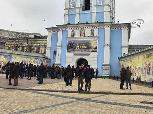 Избитые милицией люди собираются на Михайловской площади