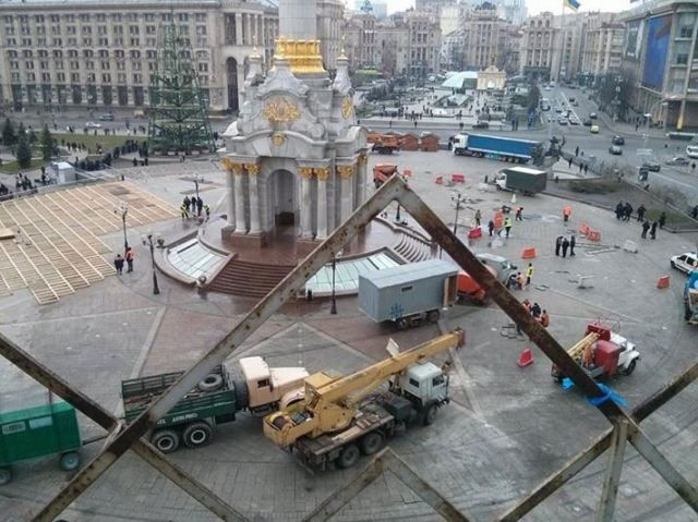 На Майдане ставят елку, 10 митингующих все еще там На Майдане ставят елку, 10 митингующих все еще там