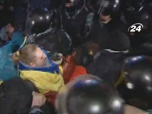 Видео очевидцев: "Беркут" бил людей, милиция помогает убежать пострадавшим