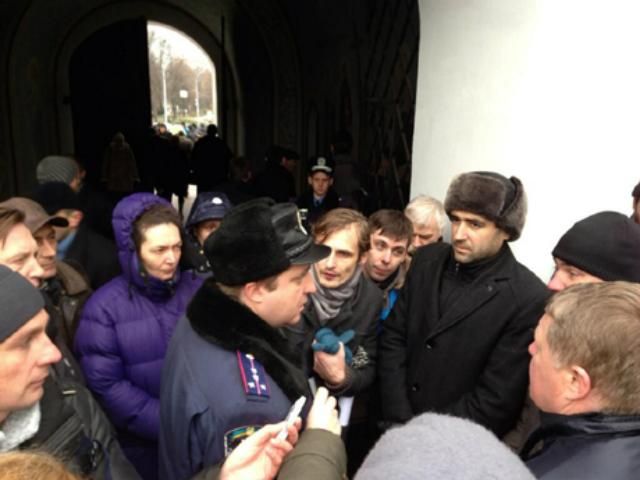 Міліція затримує усіх, хто виходить за межі Михайлівського собору Міліція затримує усіх, хто виходить за межі Михайлівського собору