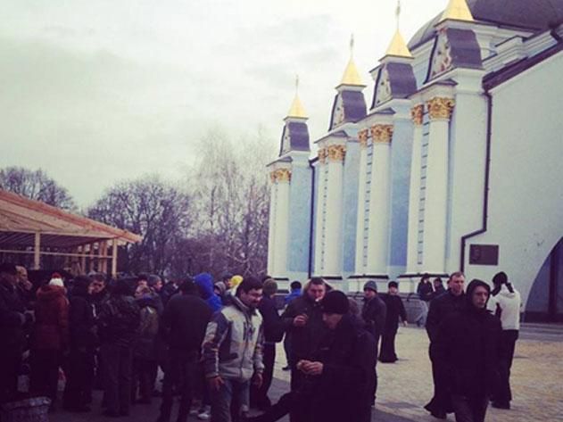 На Михайловской площади - более полутысячи человек