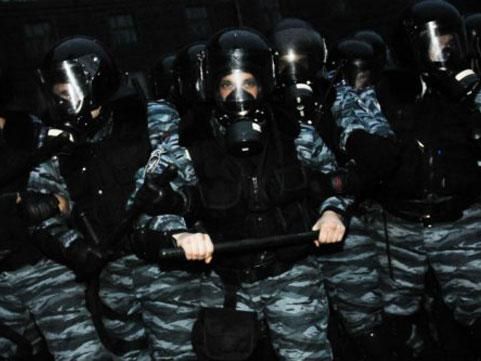 МВС запевняє, що перевірить “беркутівців”, які напали на Євромайдан МВС запевняє, що перевірить “беркутівців”, які напали на Євромайдан