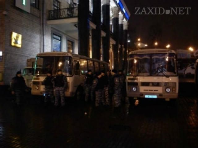 Во Львов направляются колонны с силовиками Во Львов направляются колонны с силовиками