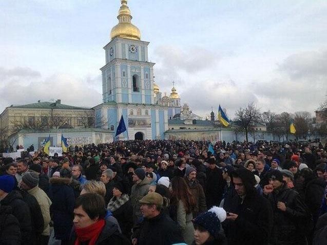 Мітингувальники розбили вікно в автобусі з правоохоронцями