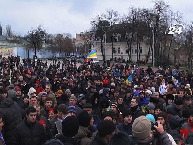 На Михайловской площади - тысячи активистов