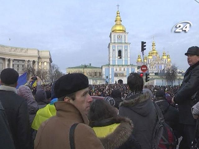 Євромайдан продовжують на Михайлівській: Люди скандують "Революція!"