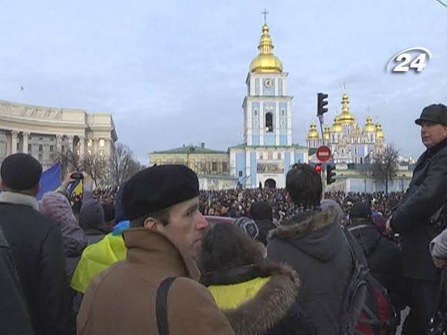 Евромайдан продолжают на Михайловской: Люди скандируют "Революция!"