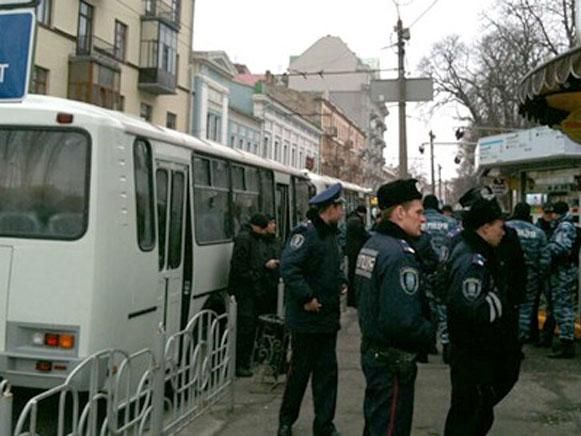 Біля Українського дому – 5 автобусів з “Беркутом” (Фото)