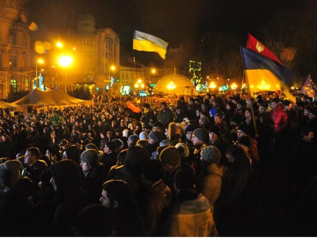 12 тисяч львів'ян заспівали гімн на Євромайдані (Відео) 12 тисяч львів'ян заспівали гімн на Євромайдані (Відео)