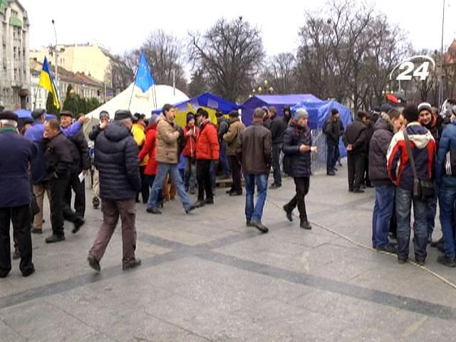 Во Львове милиция обещает не сносить львовский Евромайдан