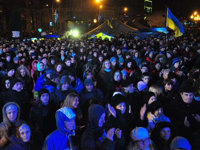 На Євромайдані у Львові вже більше 12 тисяч. Кількість людей збільшується (Фото) На Євромайдані у Львові вже більше 12 тисяч. Кількість людей збільшується (Фото)