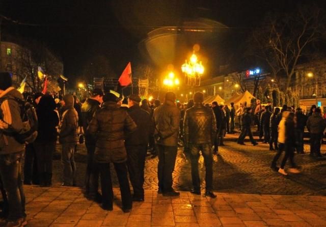 Во Львове на Майдане остатся до 2 тысяч человек (Фото)
