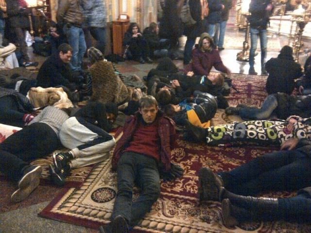 Фото дня: Евромайдан в Михайловской церкви Фото дня: Евромайдан в Михайловской церкви