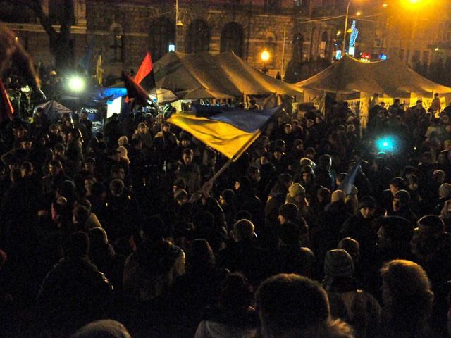 Львів’яни масово "ночують" на Євромайдані (Фото)