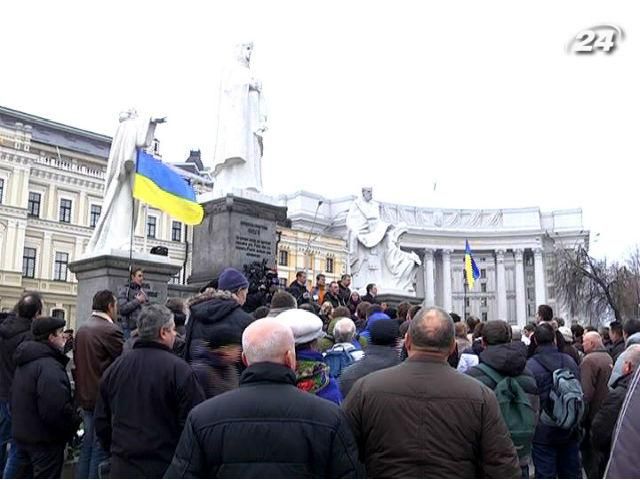Активисты на Михайловской призывают начать всеукраинскую забастовку