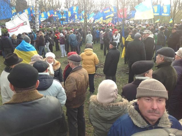 Колона з Михайлівської площі рушила на віче (Фото) Колона з Михайлівської площі рушила на віче (Фото)