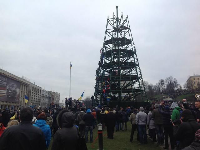 Мітингувальники на Майдані хочуть "повалити" новорічну ялинку (Фото) 