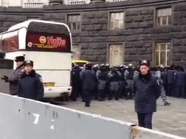 Сотні "беркутівців" охороняють Кабмін, там трапився вибух Сотні "беркутівців" охороняють Кабмін, там трапився вибух