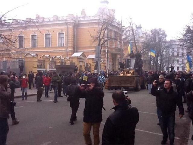 Штурм Банкової: чути постріли і вибухи гранат, люди втікають (Фото)